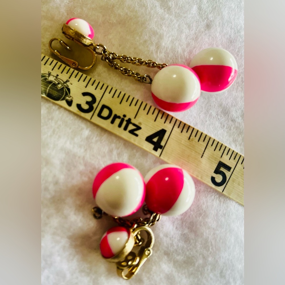 🤩 Host Pick! 1955 Pink White Crown Trifari Beach Ball Dangle Earrings 🤩 - Picture 4 of 5
